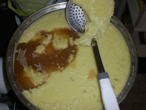 cimg0725 A parte escura é o caldo. O amarelado é a crosta de gordura que se forma no topo do caldo resfriado e deve ser separada e desprezada.
