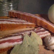 Temperos fundamentais para um bom feijão: bacon artesanal (sem nitritos!), cebola, muito alho e folhas delouro. O resto é lucro!