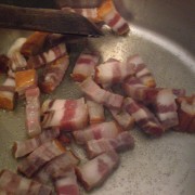Refogando o bacon em sua própria gordura