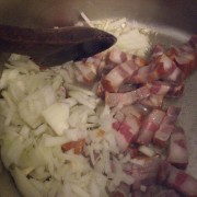 Depois vem a cebola picada, seguida pelo alho