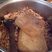O caldo de carne. Do freezer direto para a panela. Mais prático impossível!