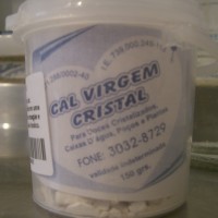 A cal virgem, usada no preparo da solução. Pode ser encontrada em lojas de artigos para confeitaria.