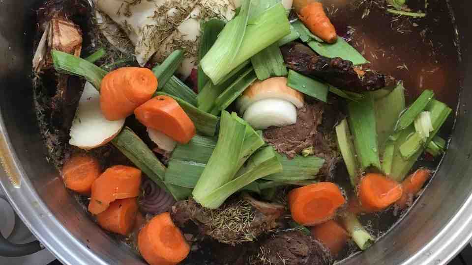 Fígado De Frango Caseiro Frito Com Molho De Soja, Tomates, Cebolas